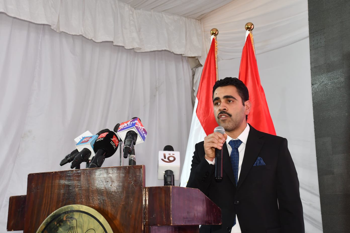 وزير الإسكان يسلم عددا من عقود وحدات سكن لكل المصريين