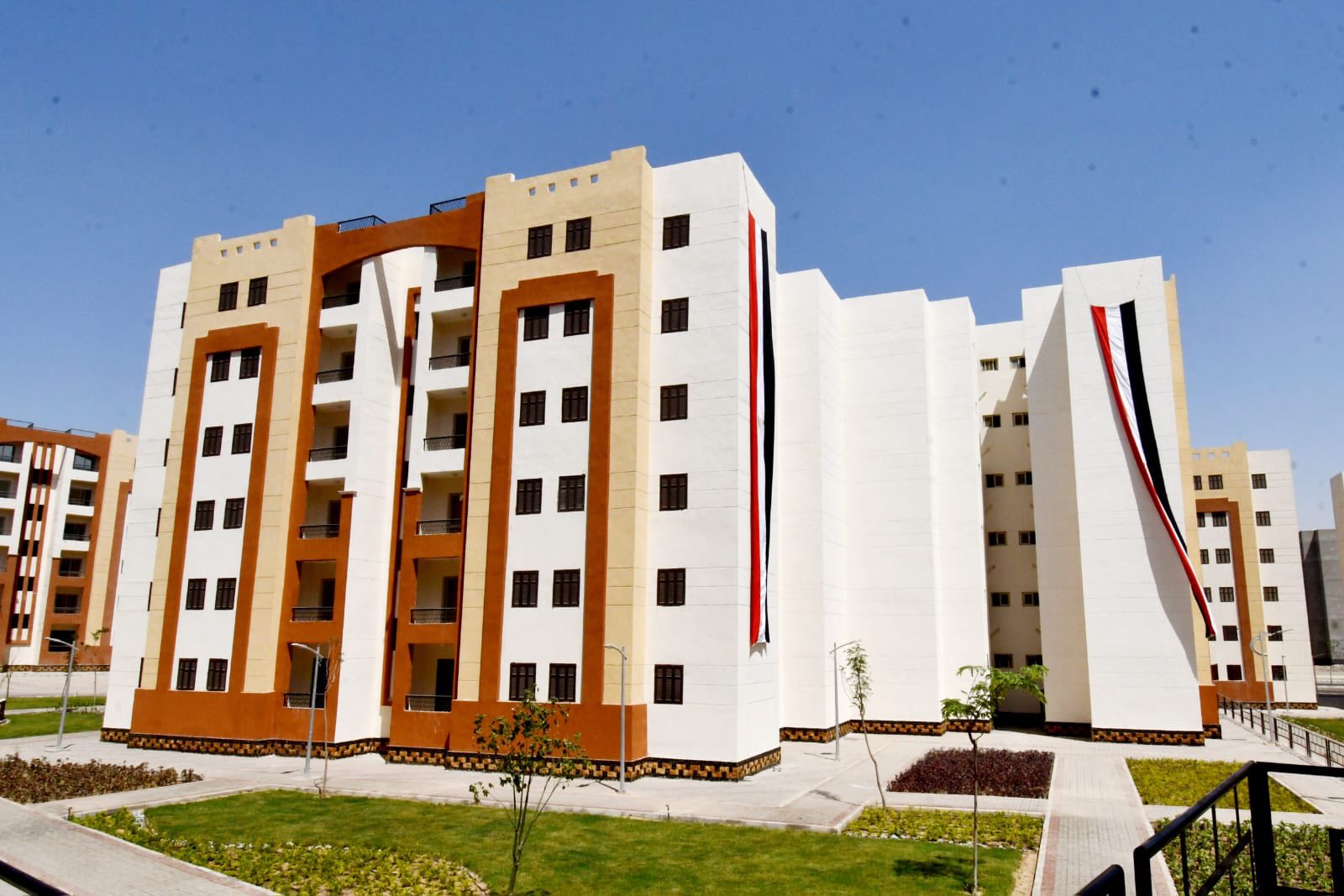وزير الإسكان يسلم عددا من عقود وحدات سكن لكل المصريين