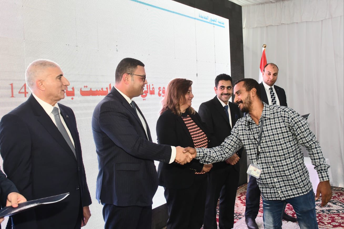 وزير الإسكان يسلم عددا من عقود وحدات سكن لكل المصريين
