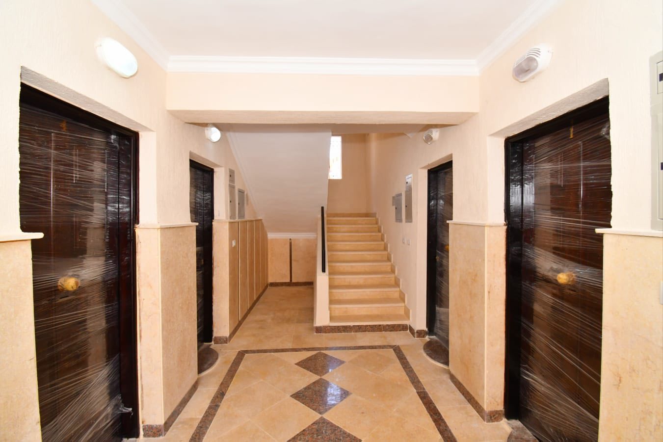 وزير الإسكان يسلم عددا من عقود وحدات سكن لكل المصريين