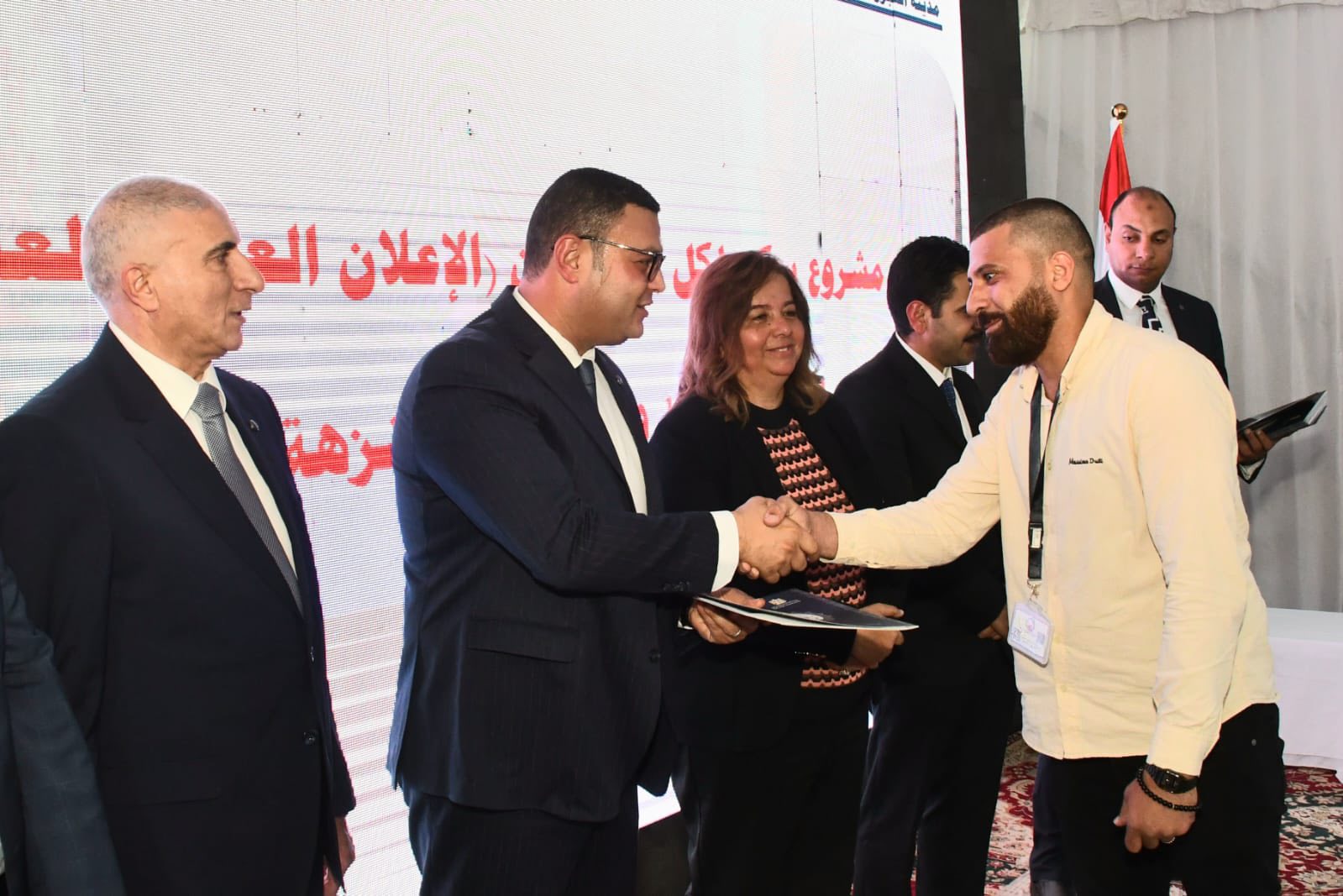 وزير الإسكان يسلم عددا من عقود وحدات سكن لكل المصريين
