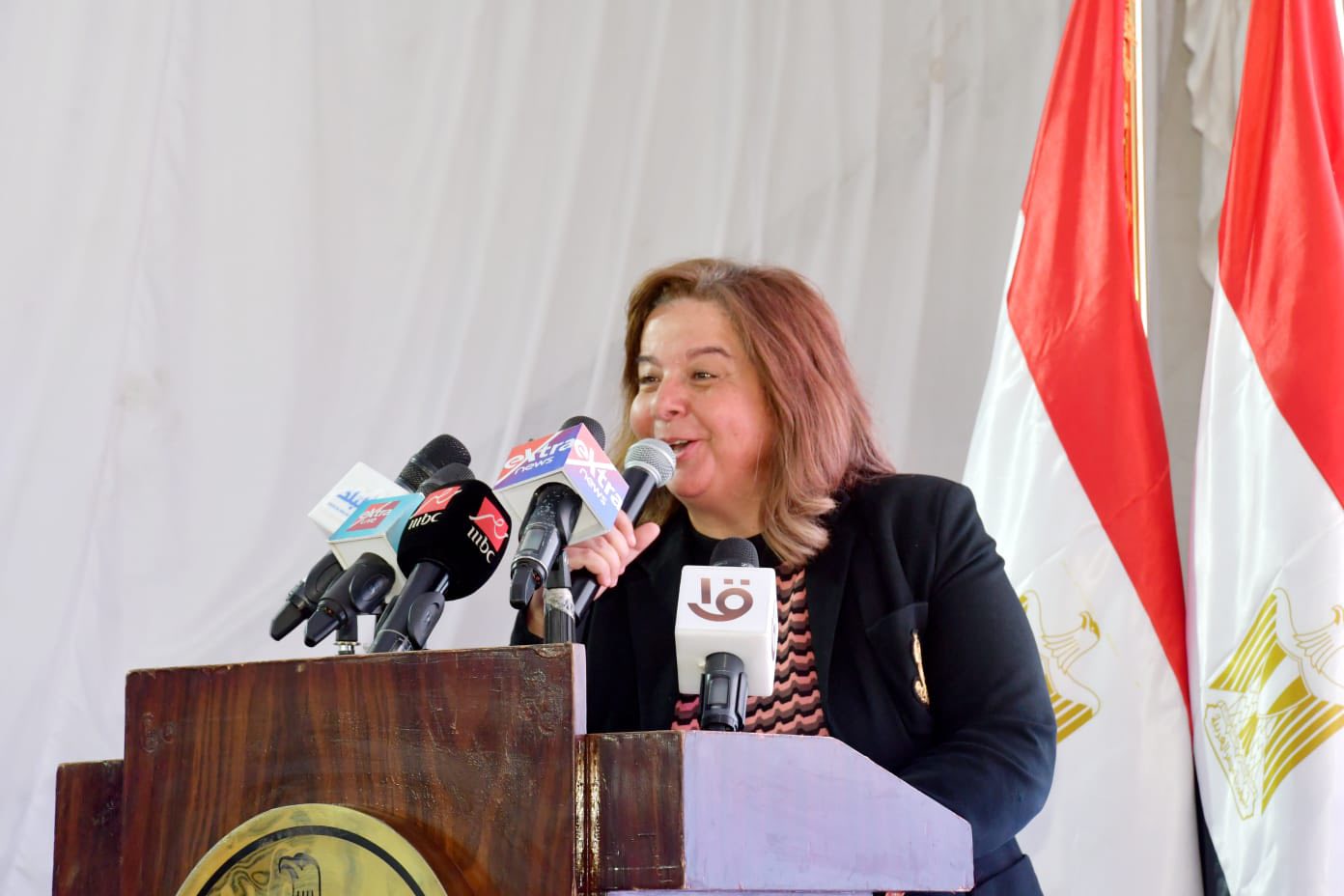 وزير الإسكان يسلم عددا من عقود وحدات سكن لكل المصريين