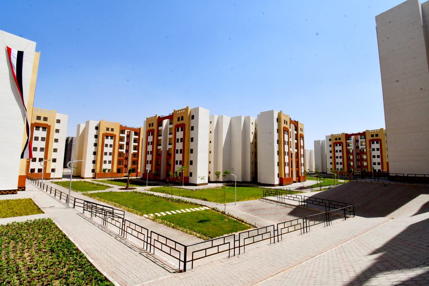 وزير الإسكان يسلم عددا من عقود وحدات سكن لكل المصريين