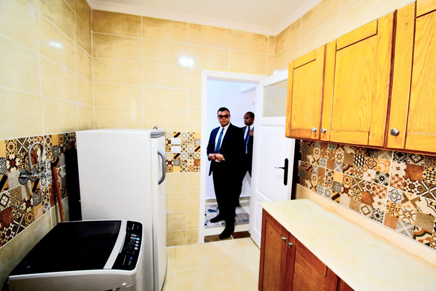 وزير الإسكان يسلم عددا من عقود وحدات سكن لكل المصريين