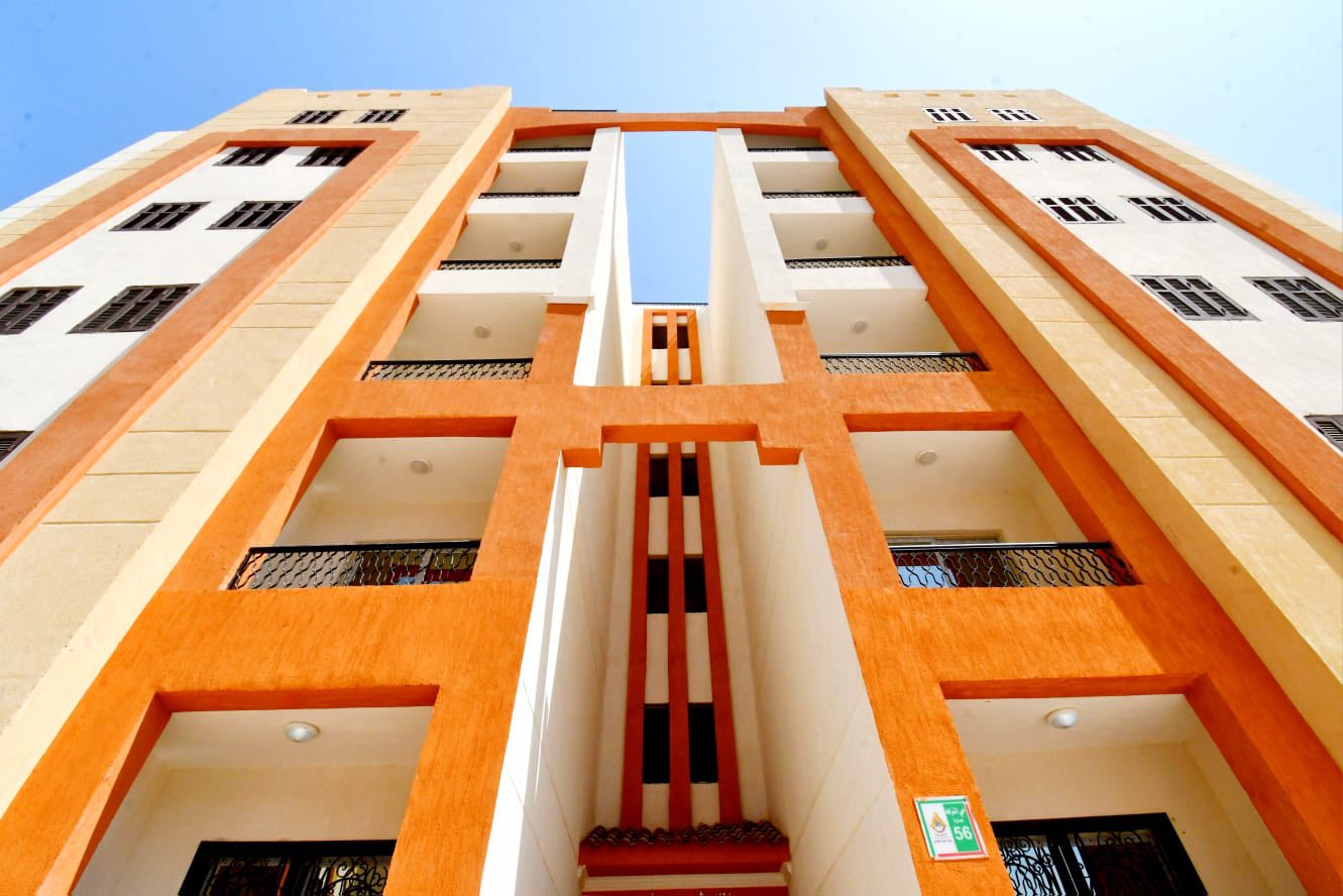 وزير الإسكان يسلم عددا من عقود وحدات سكن لكل المصريين