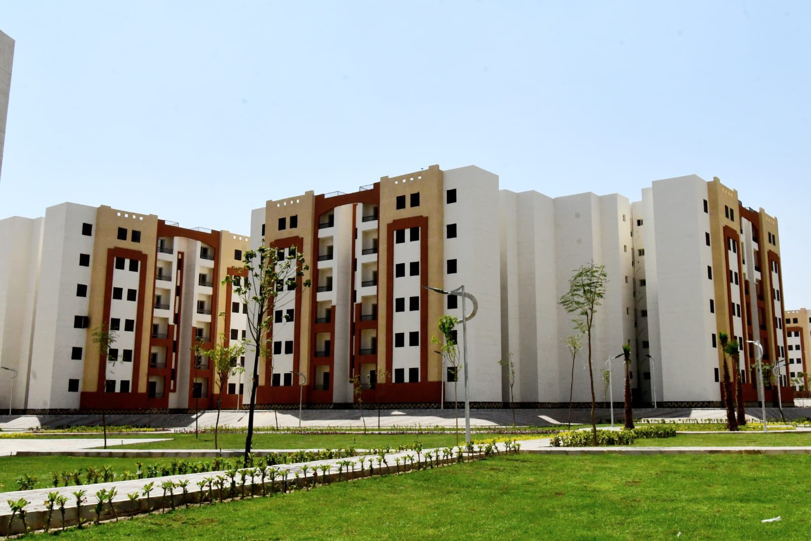 وزير الإسكان يسلم عددا من عقود وحدات سكن لكل المصريين