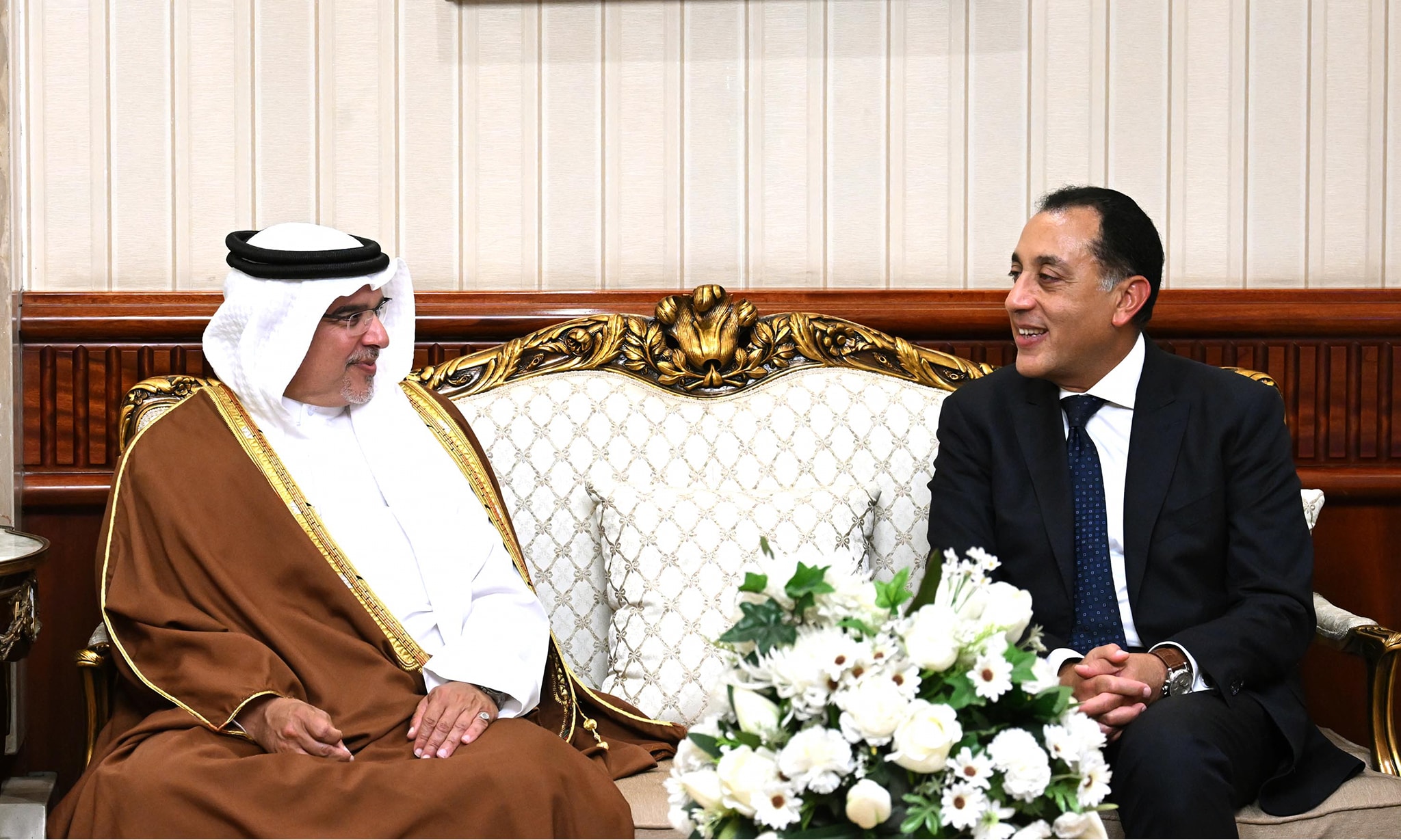 رئيس الوزراء يستقبل ولي عهد مملكة البحرين