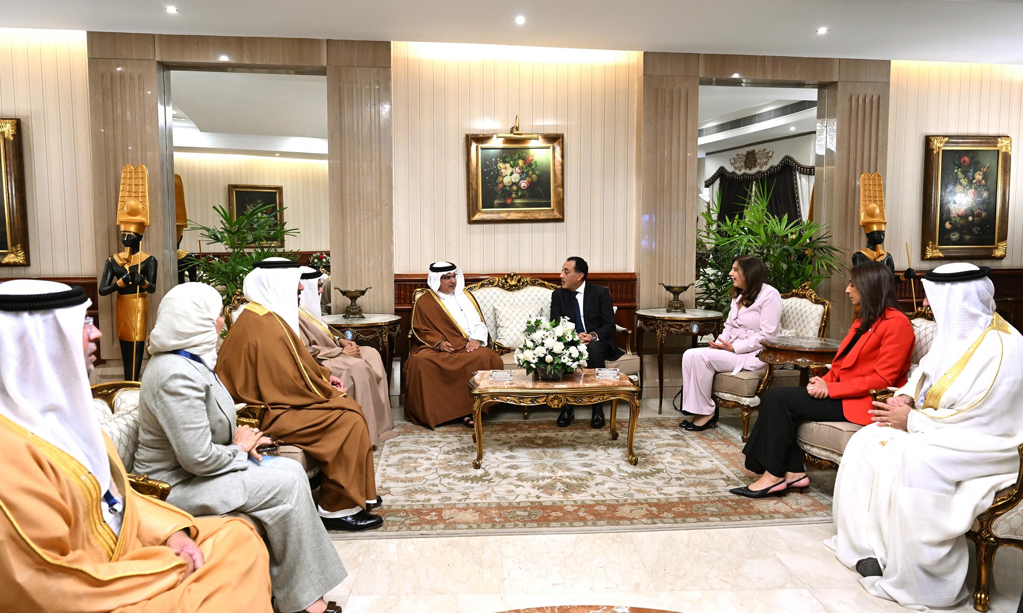 رئيس الوزراء يستقبل ولي عهد مملكة البحرين