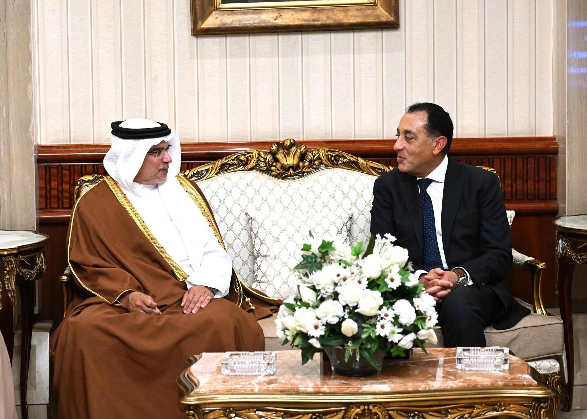 رئيس الوزراء يستقبل ولي عهد مملكة البحرين