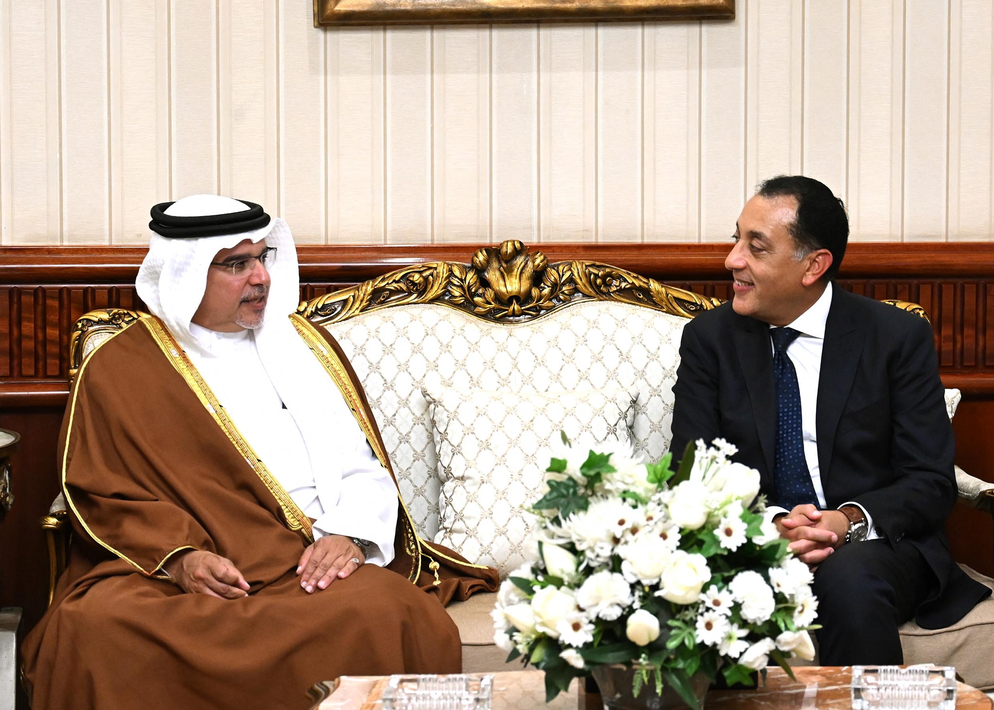 رئيس الوزراء يستقبل ولي عهد مملكة البحرين