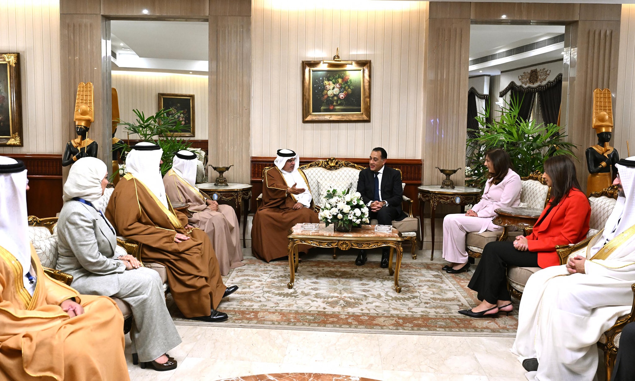رئيس الوزراء يستقبل ولي عهد مملكة البحرين