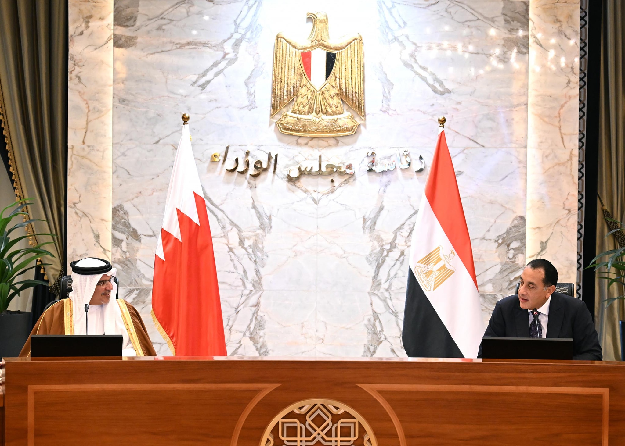 جلسة مباحثات موسعة بين رئيس الوزراء وولي عهد البحرين