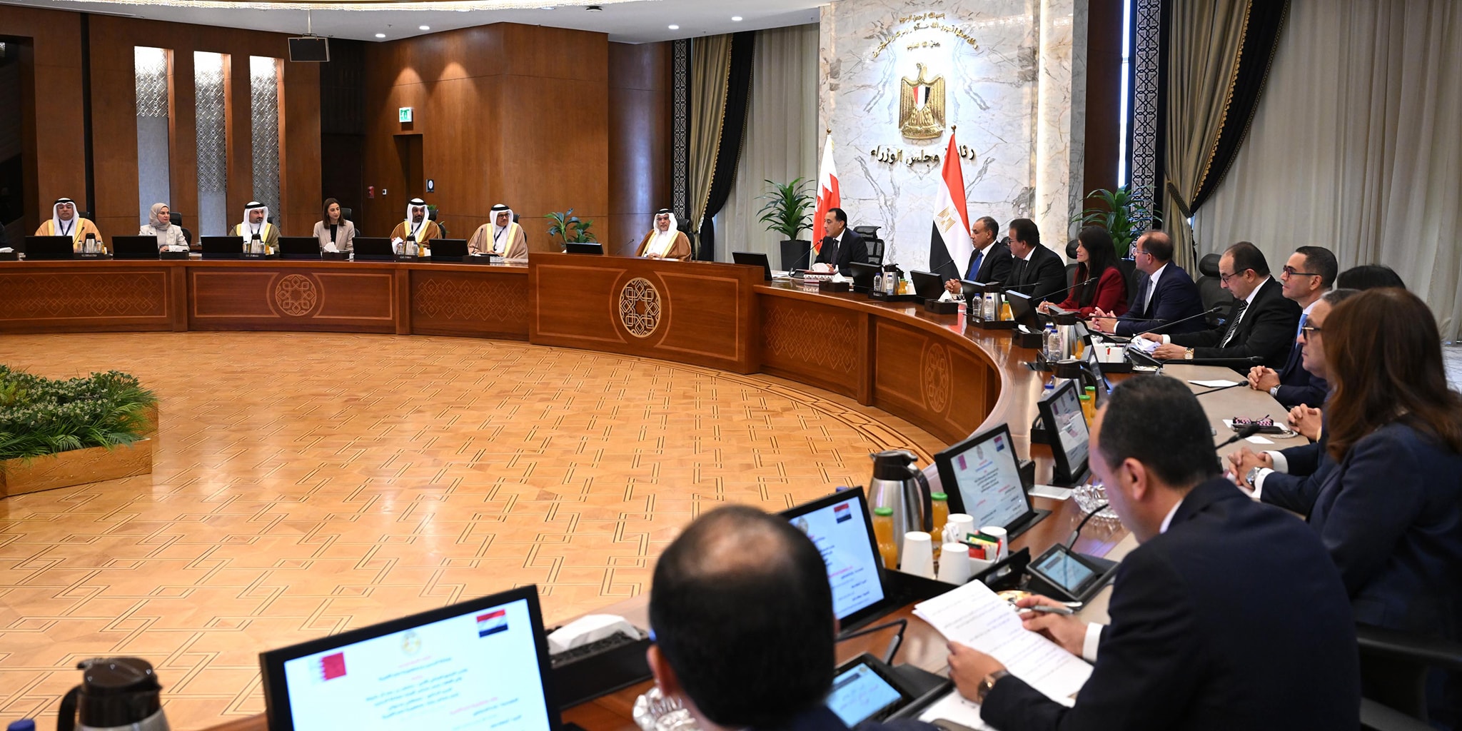 جلسة مباحثات موسعة بين رئيس الوزراء وولي عهد البحرين