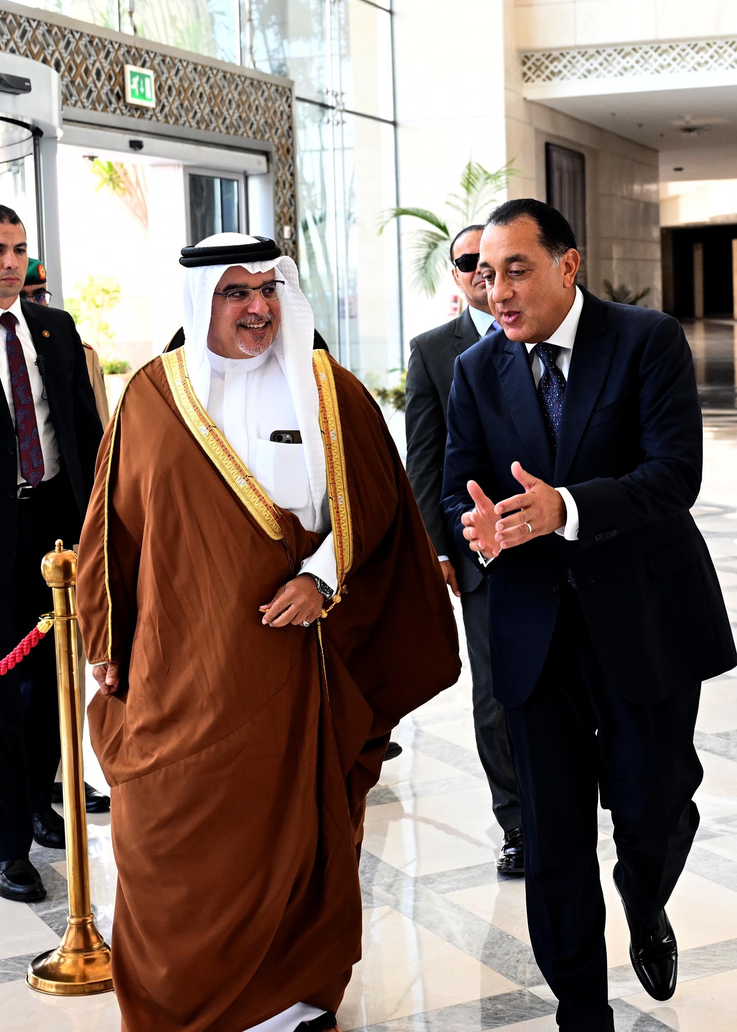 جلسة مباحثات موسعة بين رئيس الوزراء وولي عهد البحرين