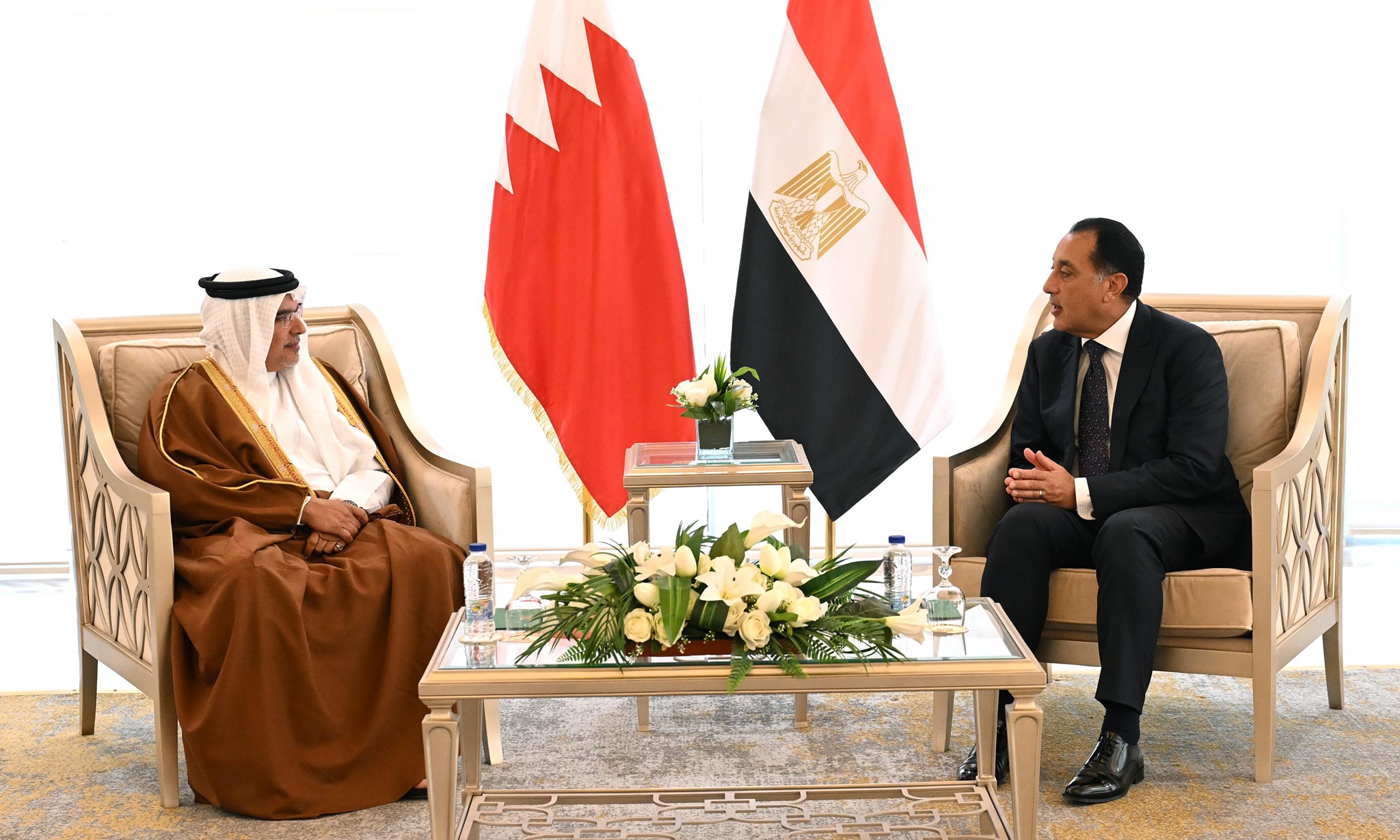 جلسة مباحثات موسعة بين رئيس الوزراء وولي عهد البحرين