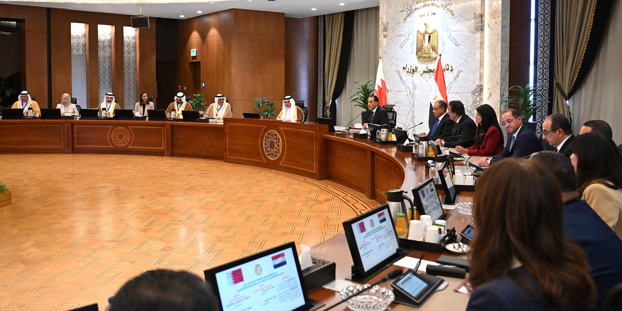 جلسة مباحثات موسعة بين رئيس الوزراء وولي عهد البحرين