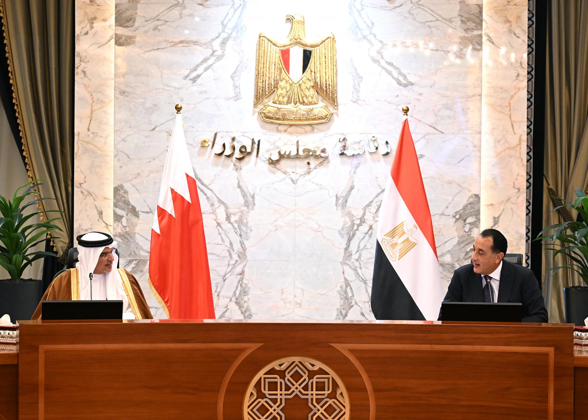 جلسة مباحثات موسعة بين رئيس الوزراء وولي عهد البحرين