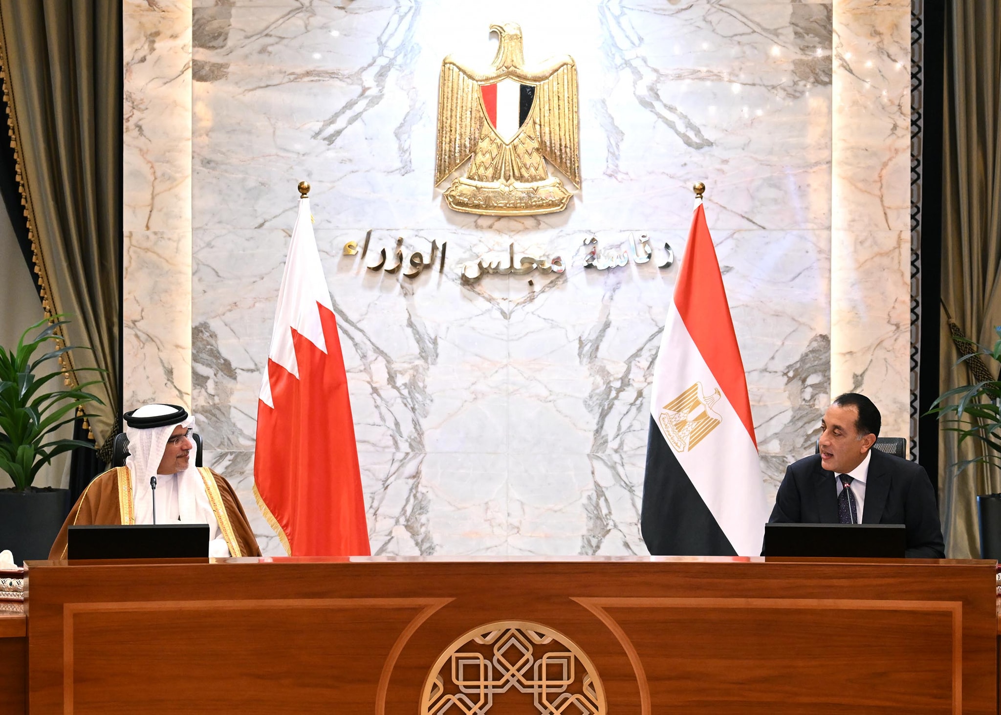 جلسة مباحثات موسعة بين رئيس الوزراء وولي عهد البحرين