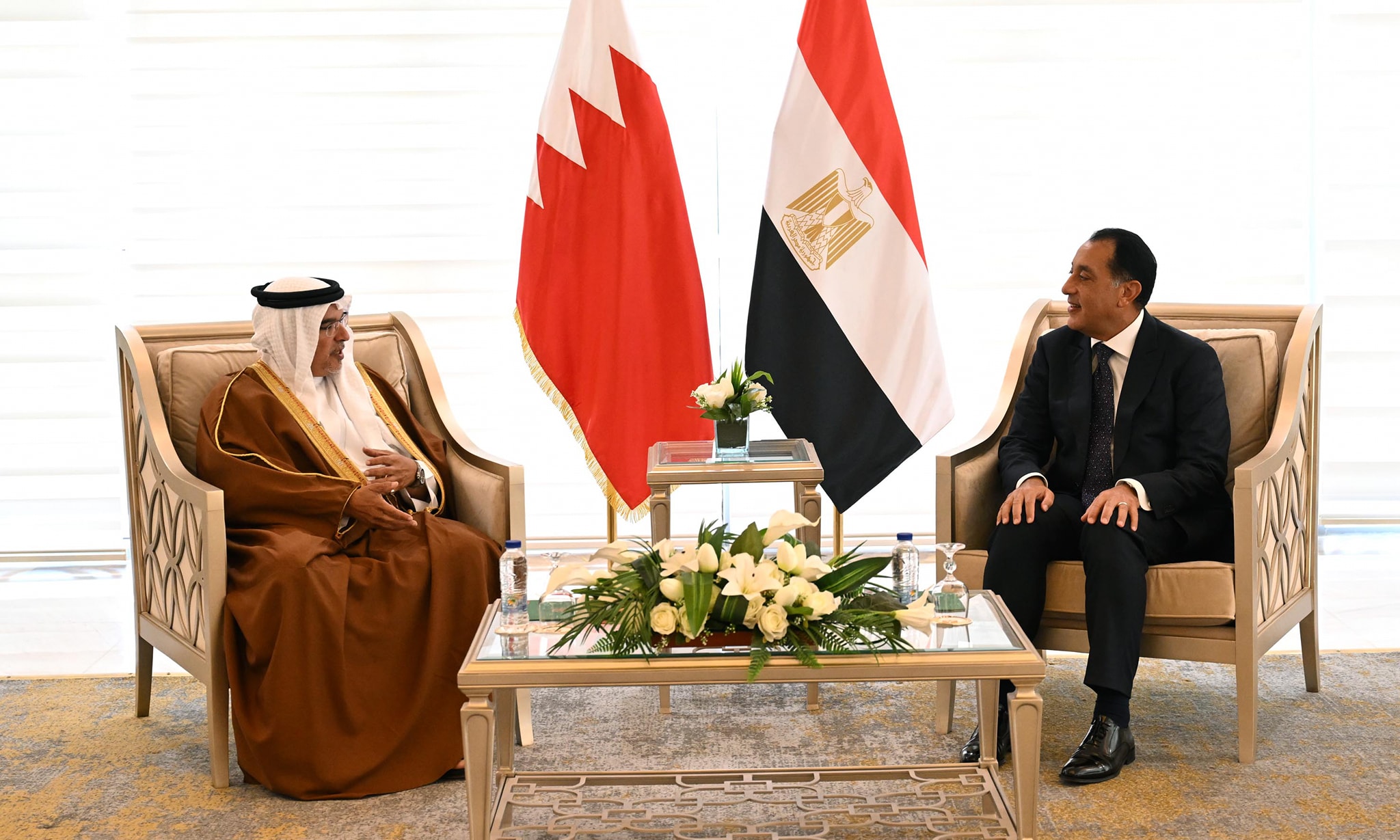 جلسة مباحثات موسعة بين رئيس الوزراء وولي عهد البحرين