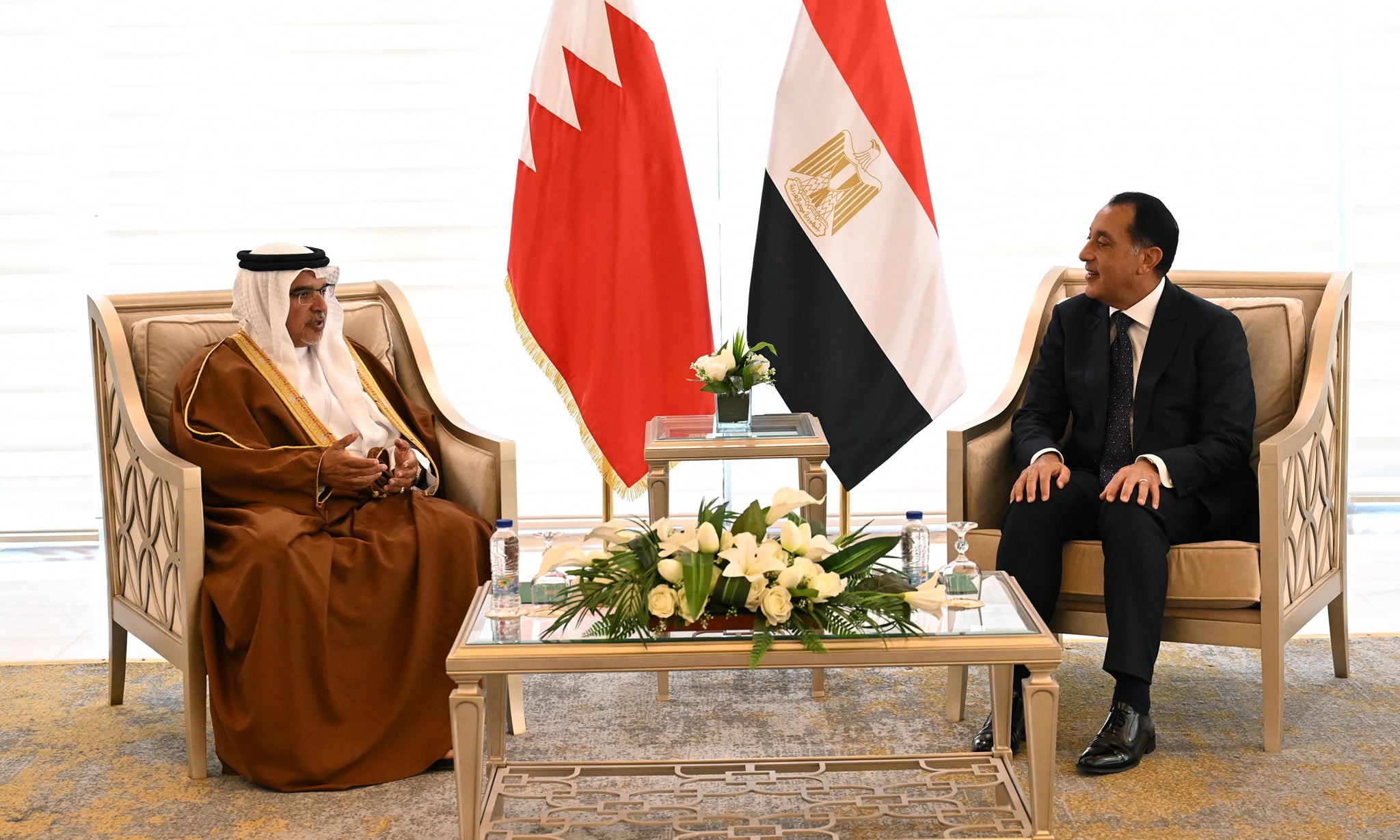جلسة مباحثات موسعة بين رئيس الوزراء وولي عهد البحرين