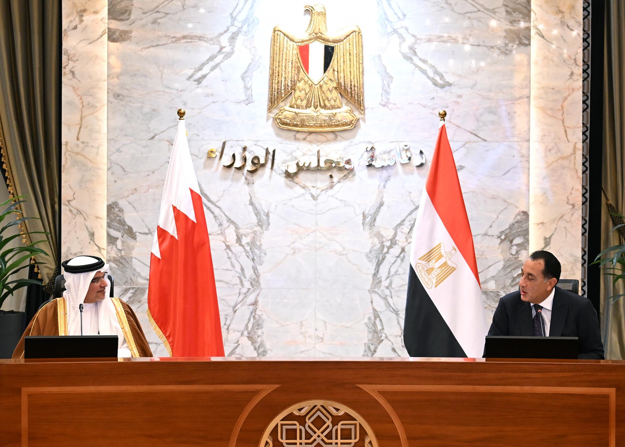 جلسة مباحثات موسعة بين رئيس الوزراء وولي عهد البحرين