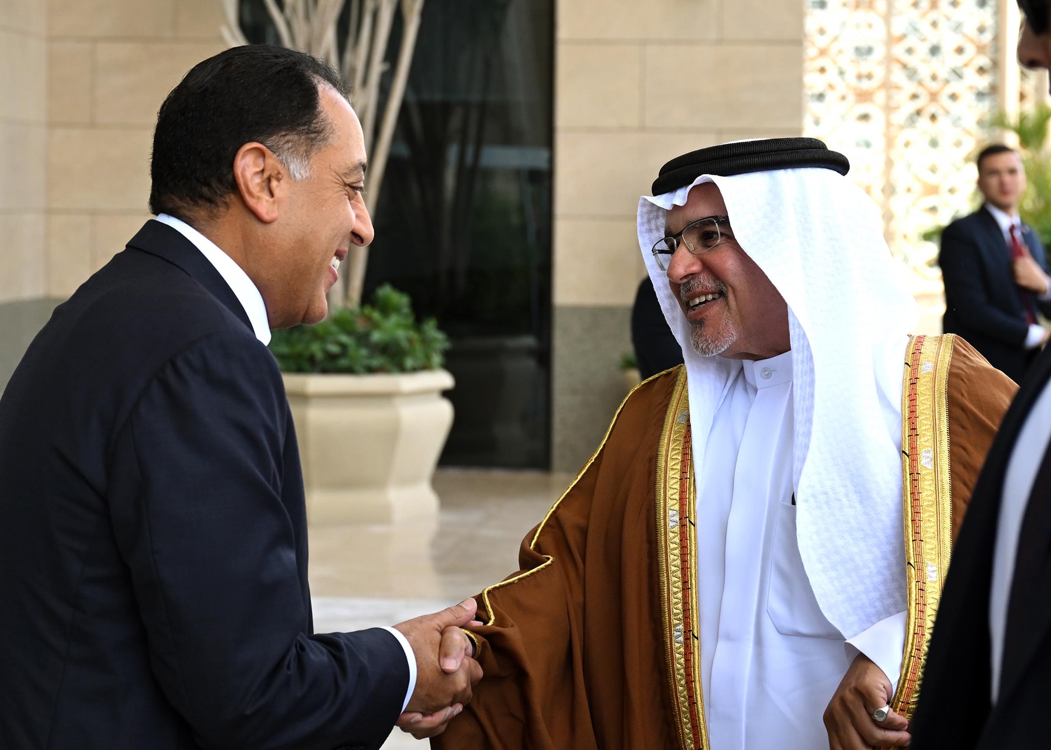جلسة مباحثات موسعة بين رئيس الوزراء وولي عهد البحرين