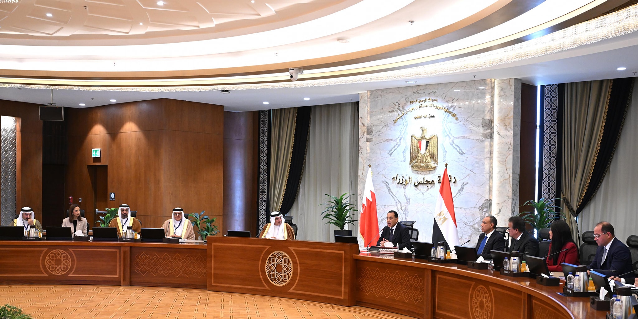 جلسة مباحثات موسعة بين رئيس الوزراء وولي عهد البحرين