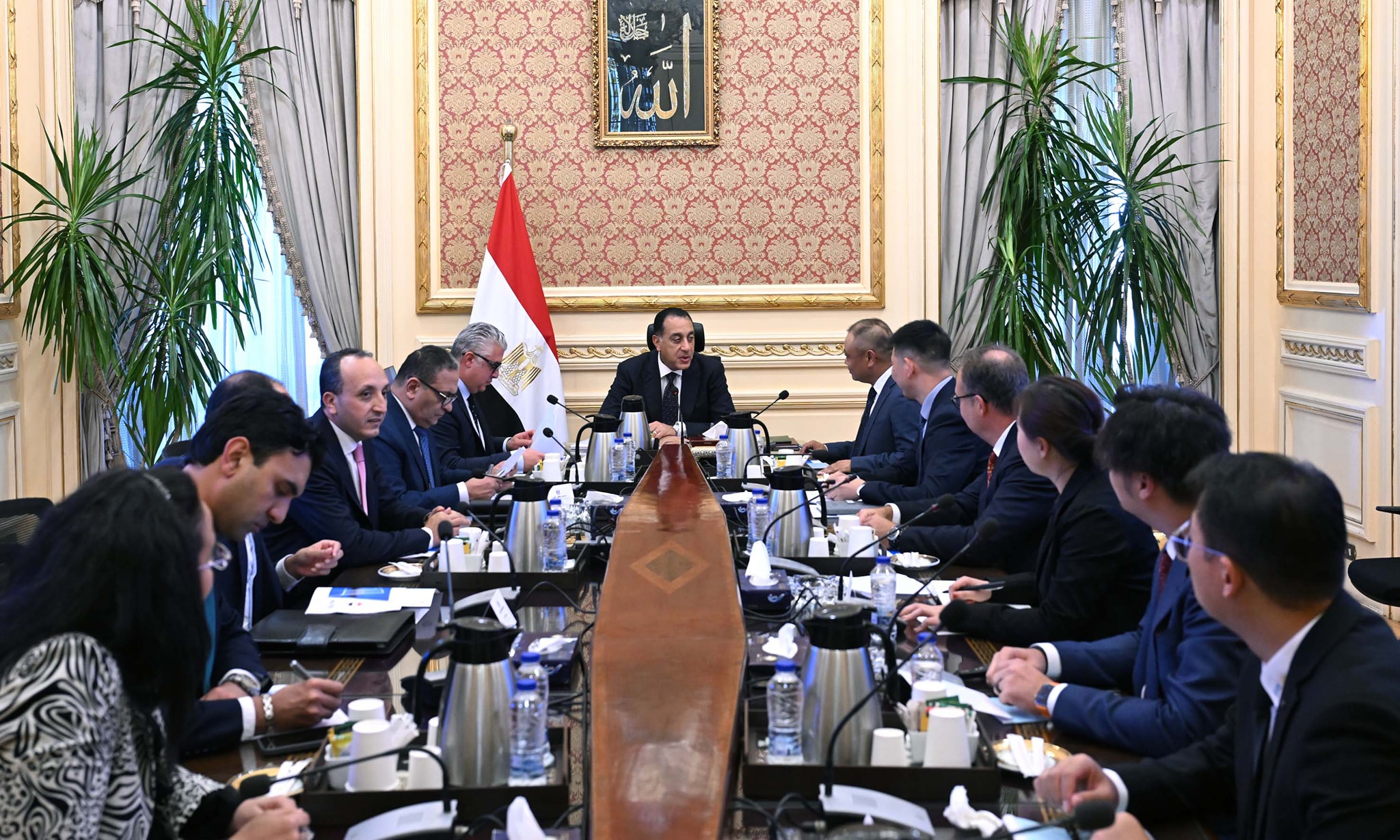 رئيس الوزراء يلتقي رئيس شركة إيليت سولار الصينية
