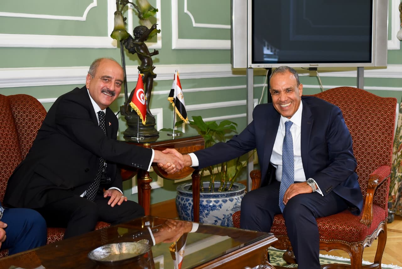 وزير الخارجية يلتقي بنظيره التونسي