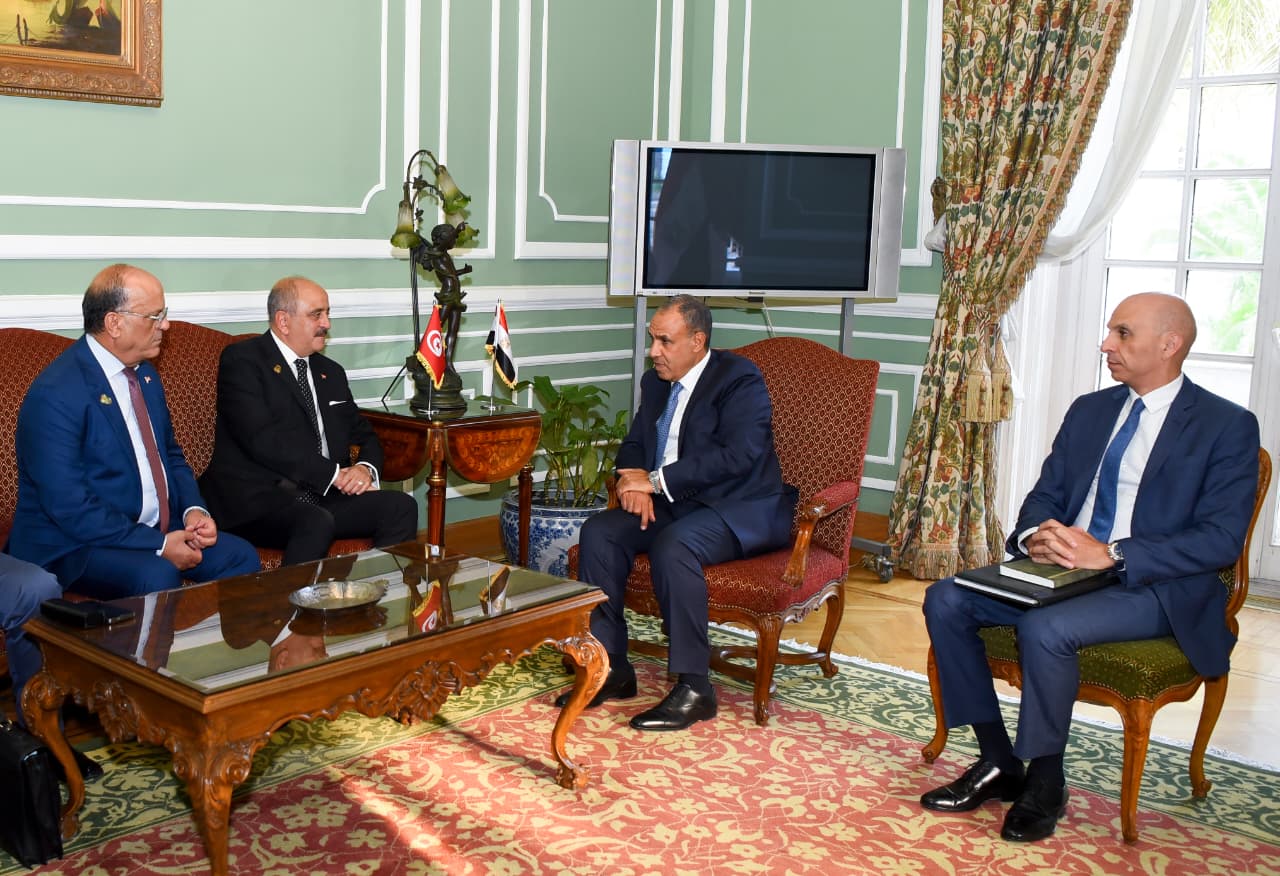 وزير الخارجية يلتقي بنظيره التونسي