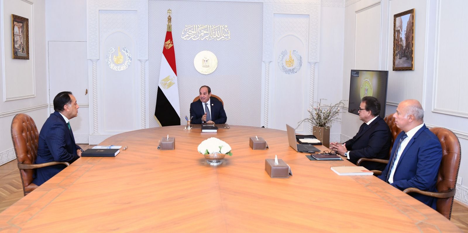 الرئيس السيسي يجتمع مع رئيس الوزراء ووزير الصحة