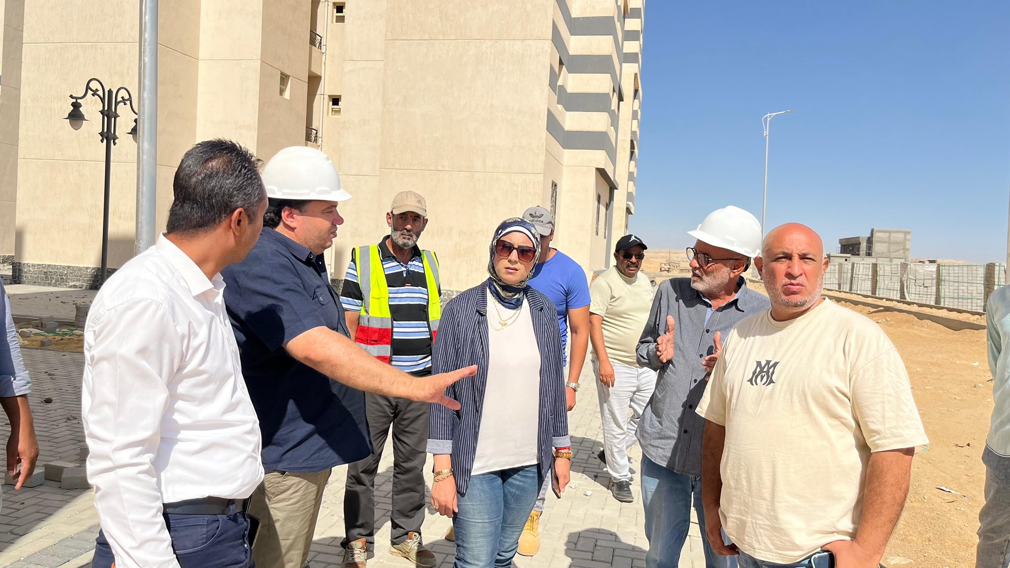 وزير الإسكان يتابع سير العمل بالمشروعات الخدمية بمدينة السويس الجديدة