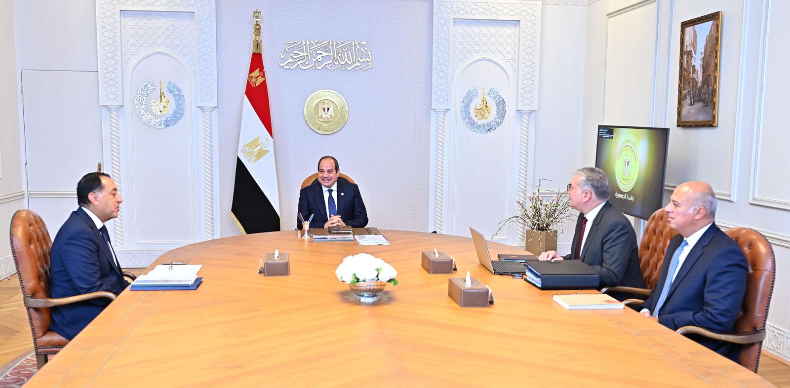 الرئيس السيسي يجتمع مع رئيس الوزراء ووزير البترول