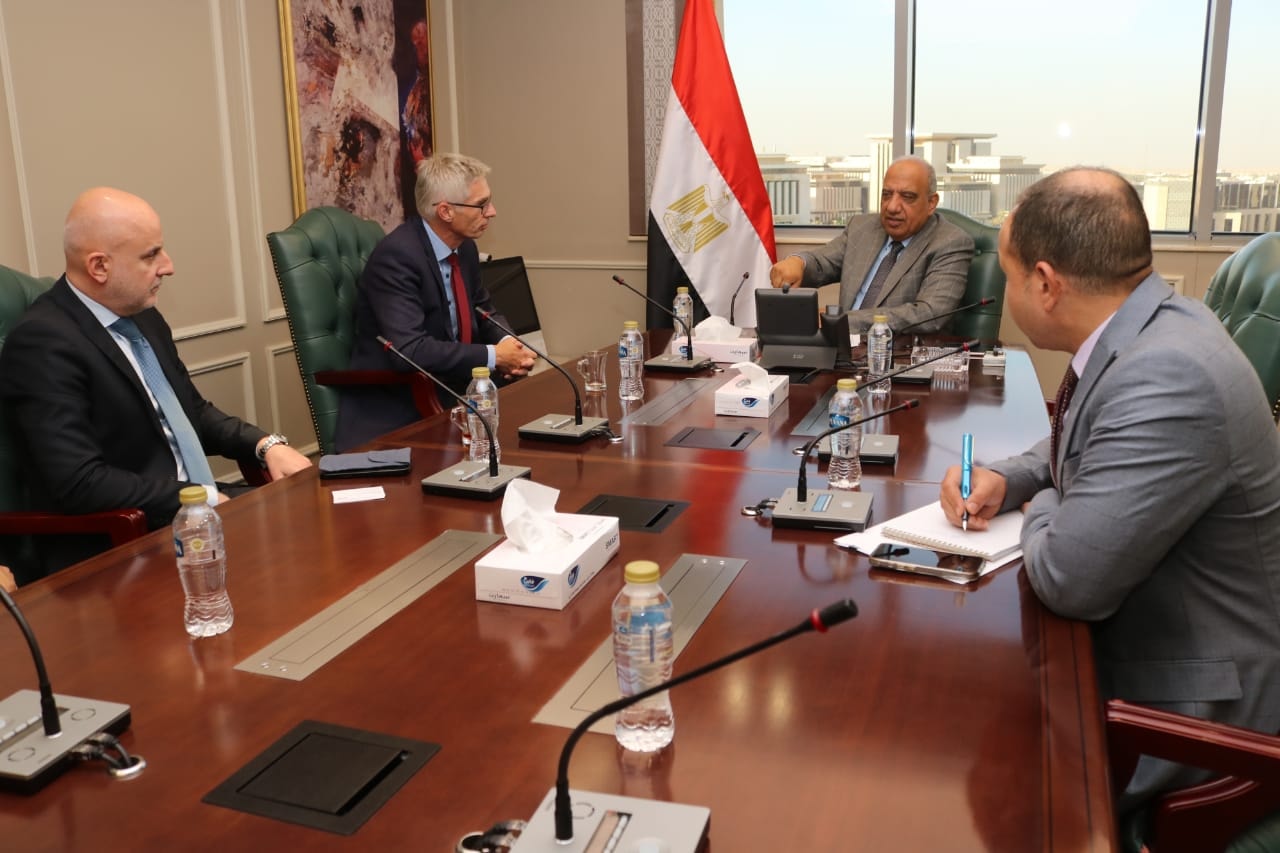 وزير الكهرباء يجتمع مع الرئيس التنفيذي لقطاع الكهرباء بـABB
