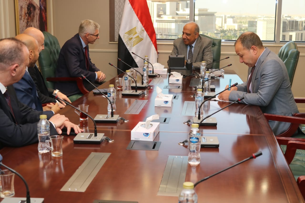 وزير الكهرباء يجتمع مع الرئيس التنفيذي لقطاع الكهرباء بـABB