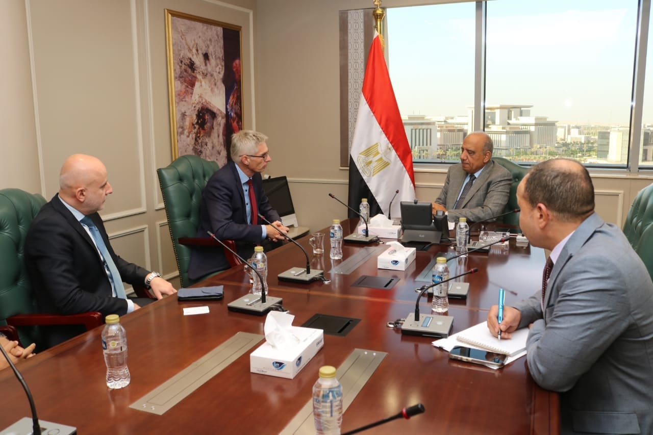 وزير الكهرباء يجتمع مع الرئيس التنفيذي لقطاع الكهرباء بـABB