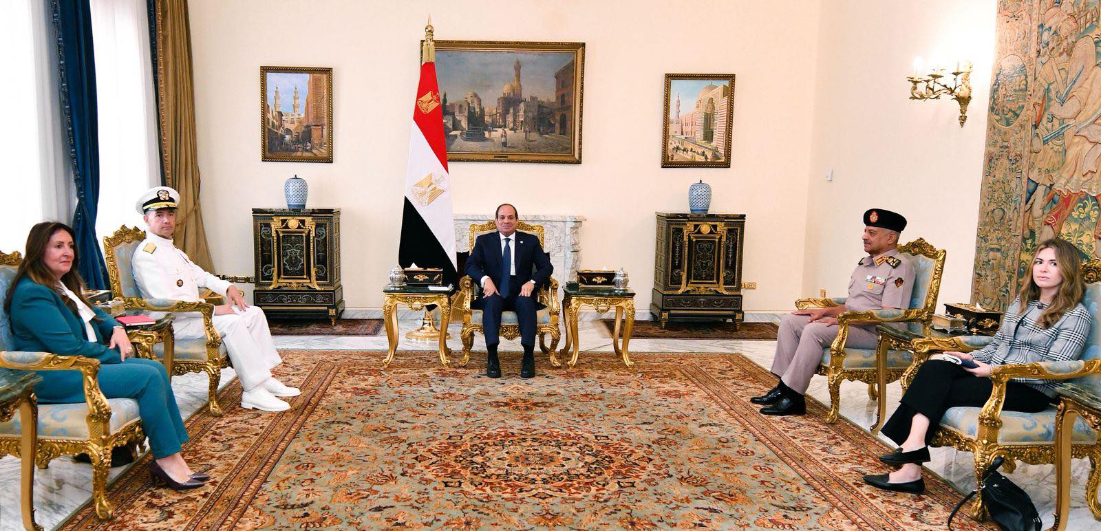 الرئيس السيسي يجتمع مع قائد القيادة المركزية الأمريكية