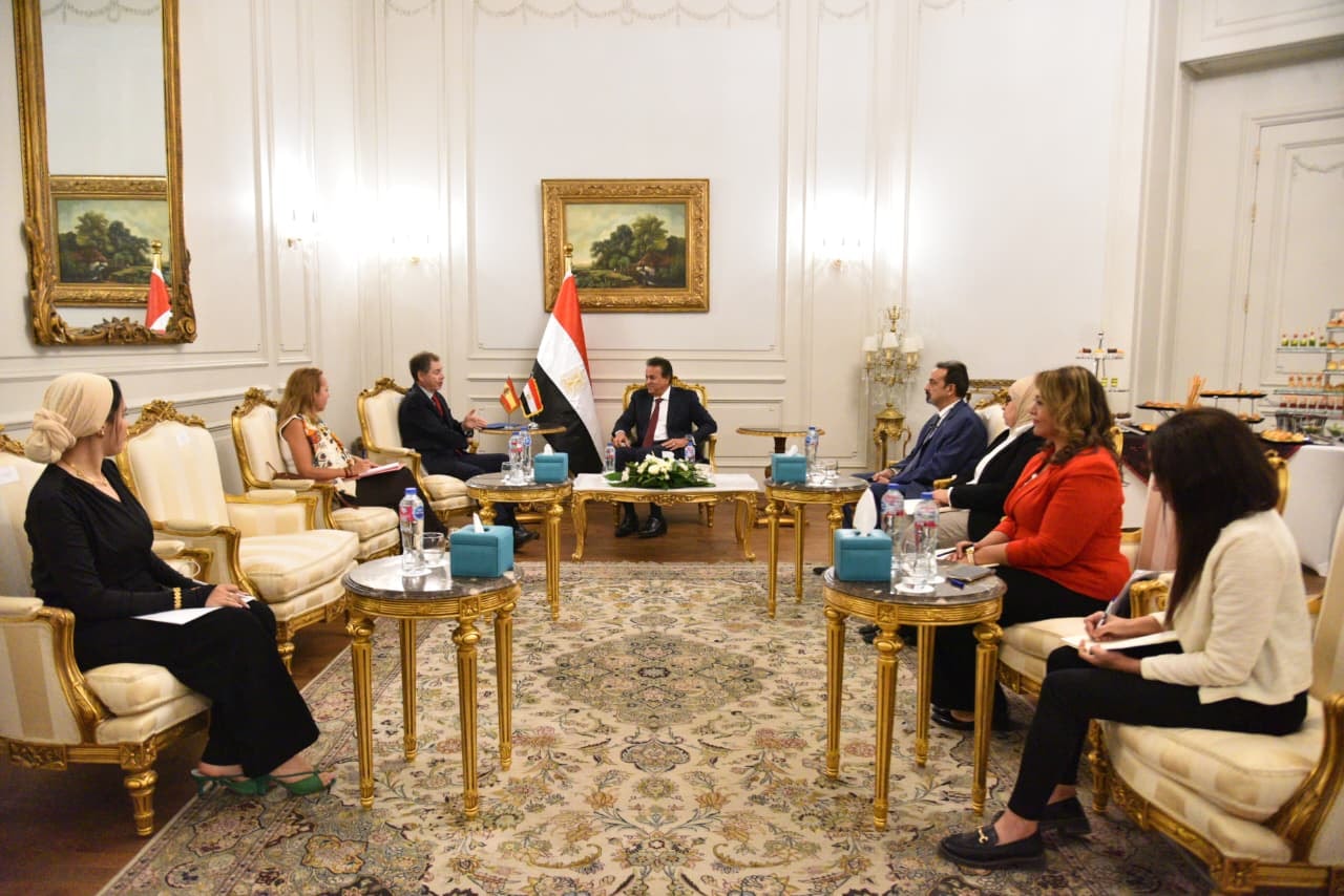 نائب رئيس الوزراء وزير الصحة يجتمع مع سفير إسبانيا
