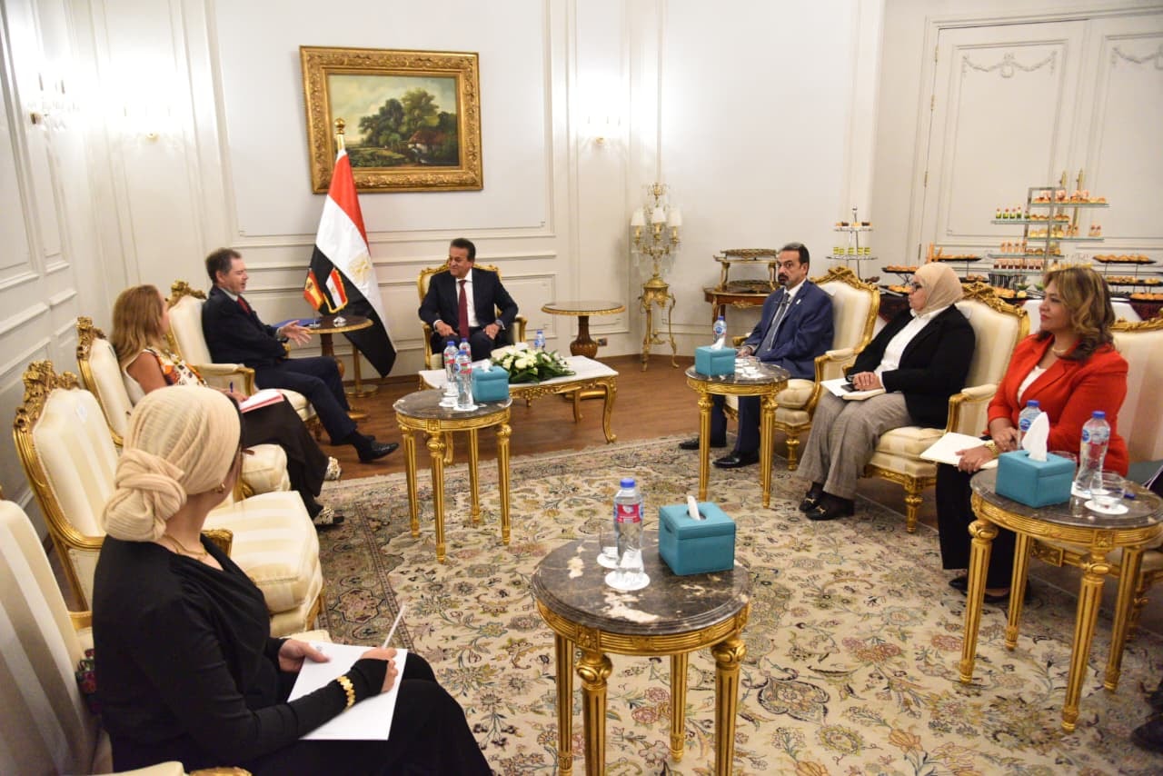 نائب رئيس الوزراء وزير الصحة يجتمع مع سفير إسبانيا