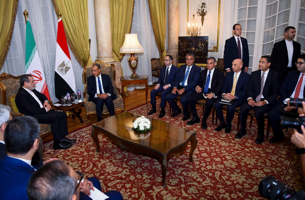 وزير الخارجية يستقبل نظيره الإيراني