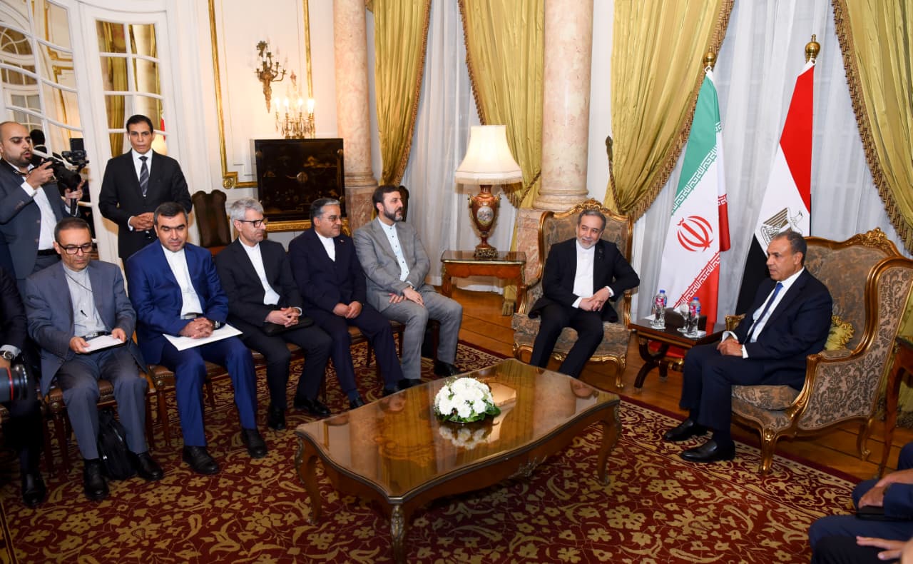 وزير الخارجية يستقبل نظيره الإيراني