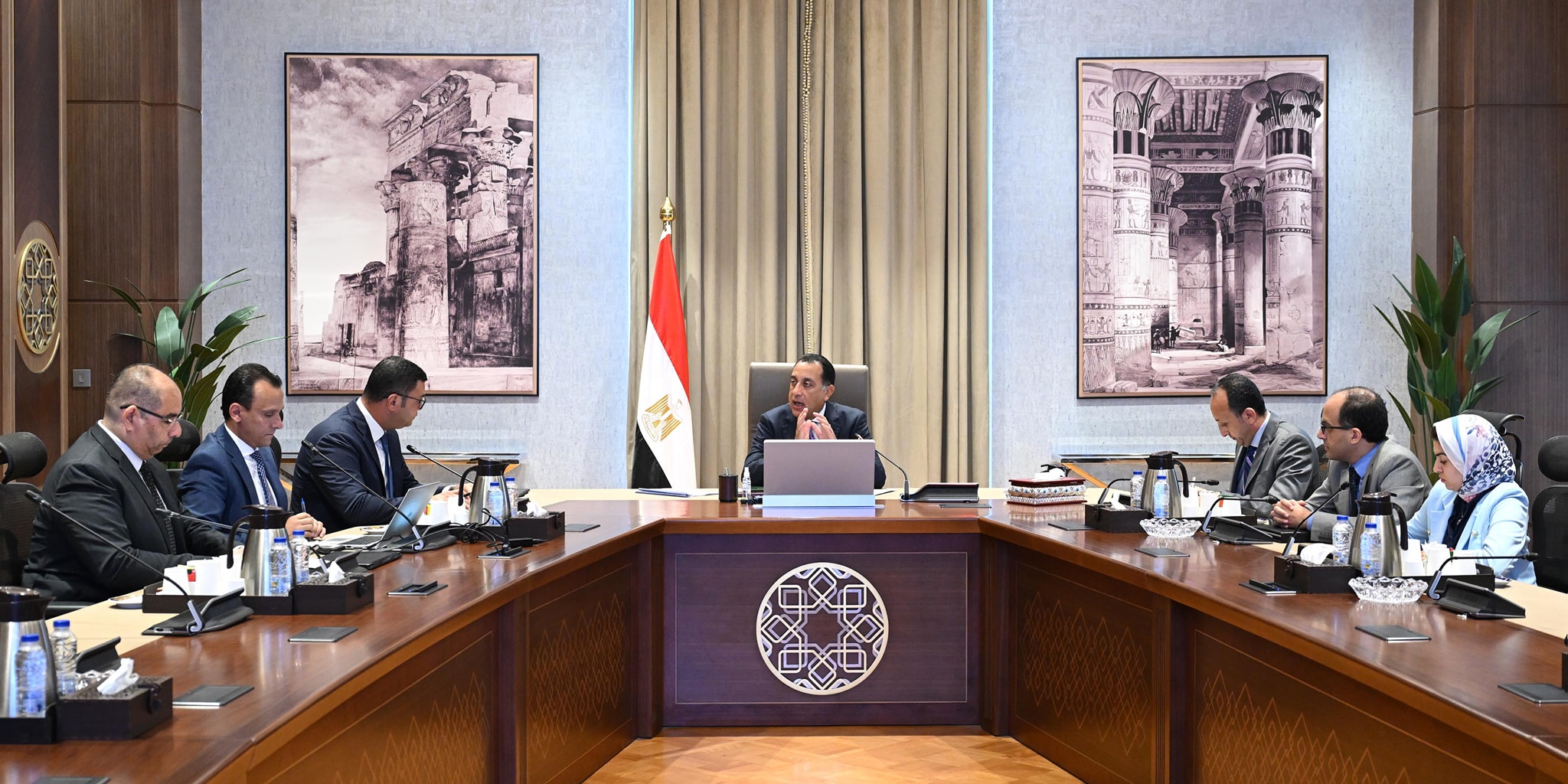 رئيس الوزراء في اجتماع مع وزير الإسكان