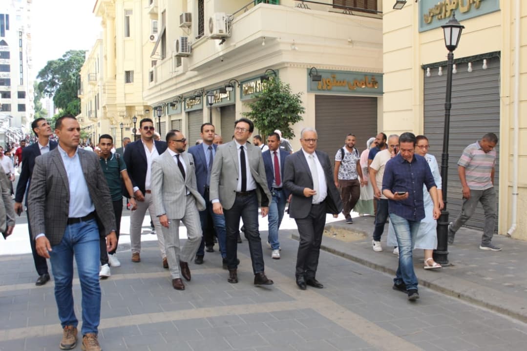 وزير الثقافة يتفقد أعمال تطوير شارع النبي دانيال بالإسكندرية