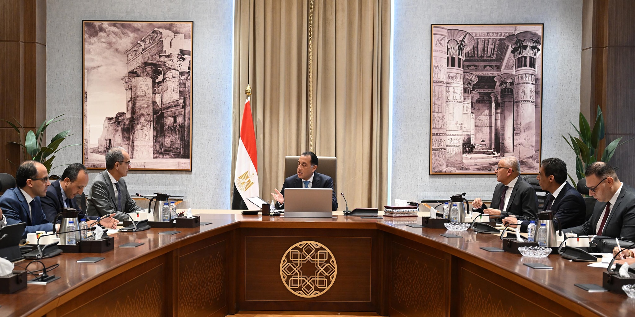 مدبولي يستعرض سبل تيسير خدمة التصديق على المحررات