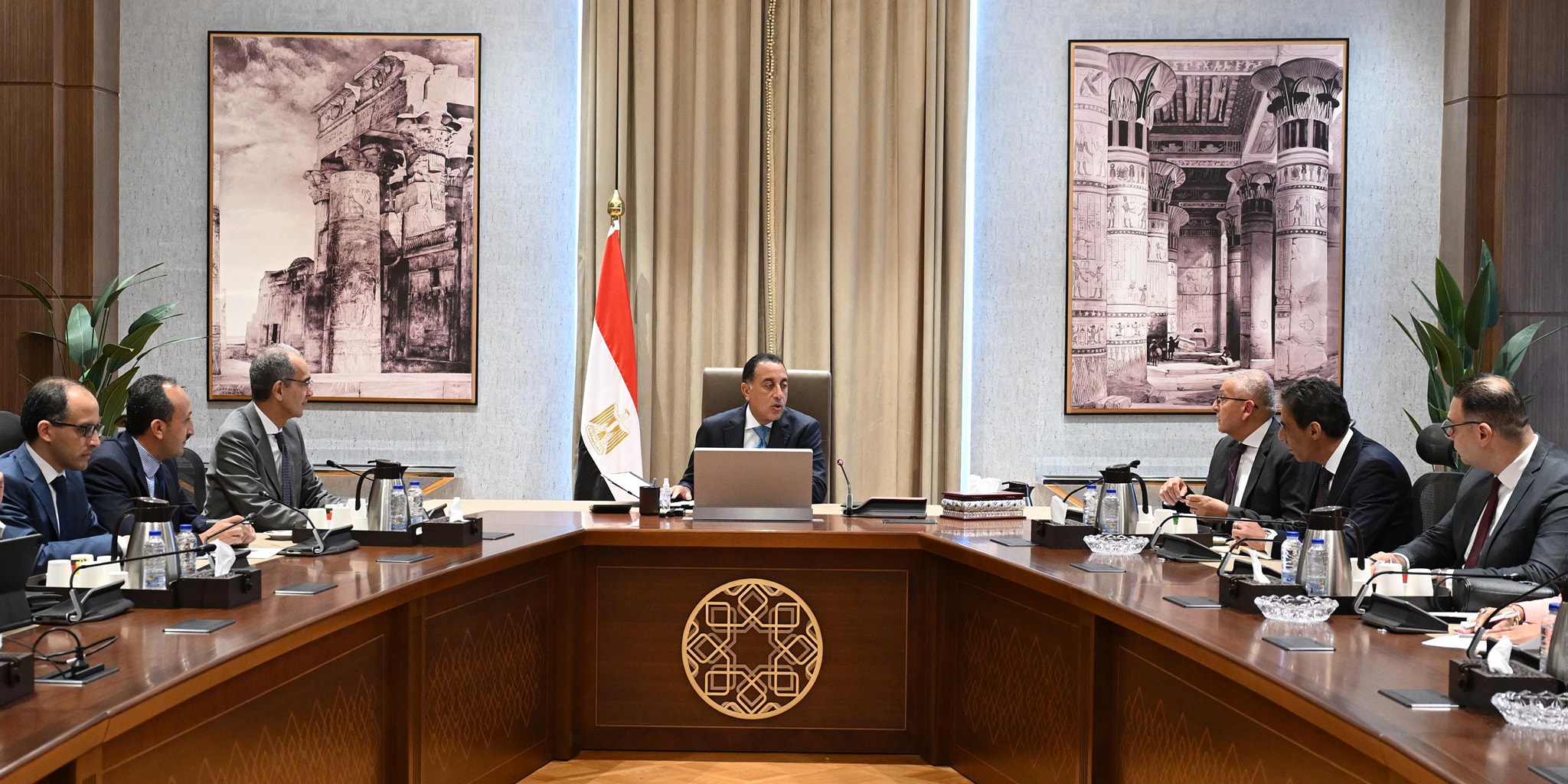 مدبولي يستعرض سبل تيسير خدمة التصديق على المحررات