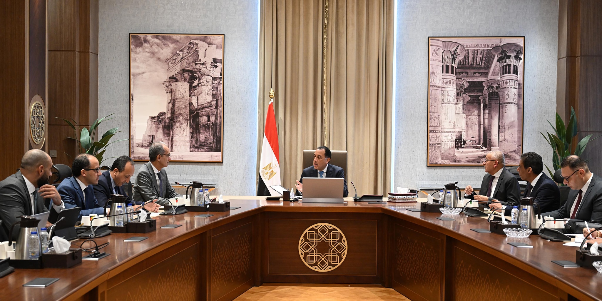 مدبولي يستعرض سبل تيسير خدمة التصديق على المحررات