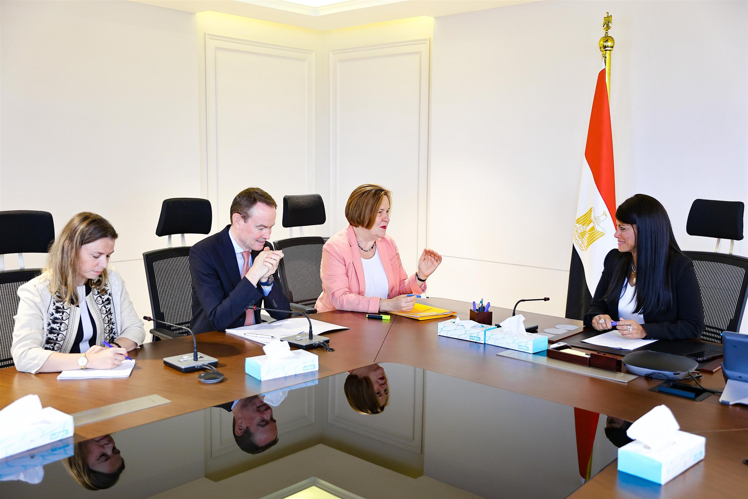 وزيرة التخطيط مع المدير الإقليمي لوكالة التنمية الفرنسية