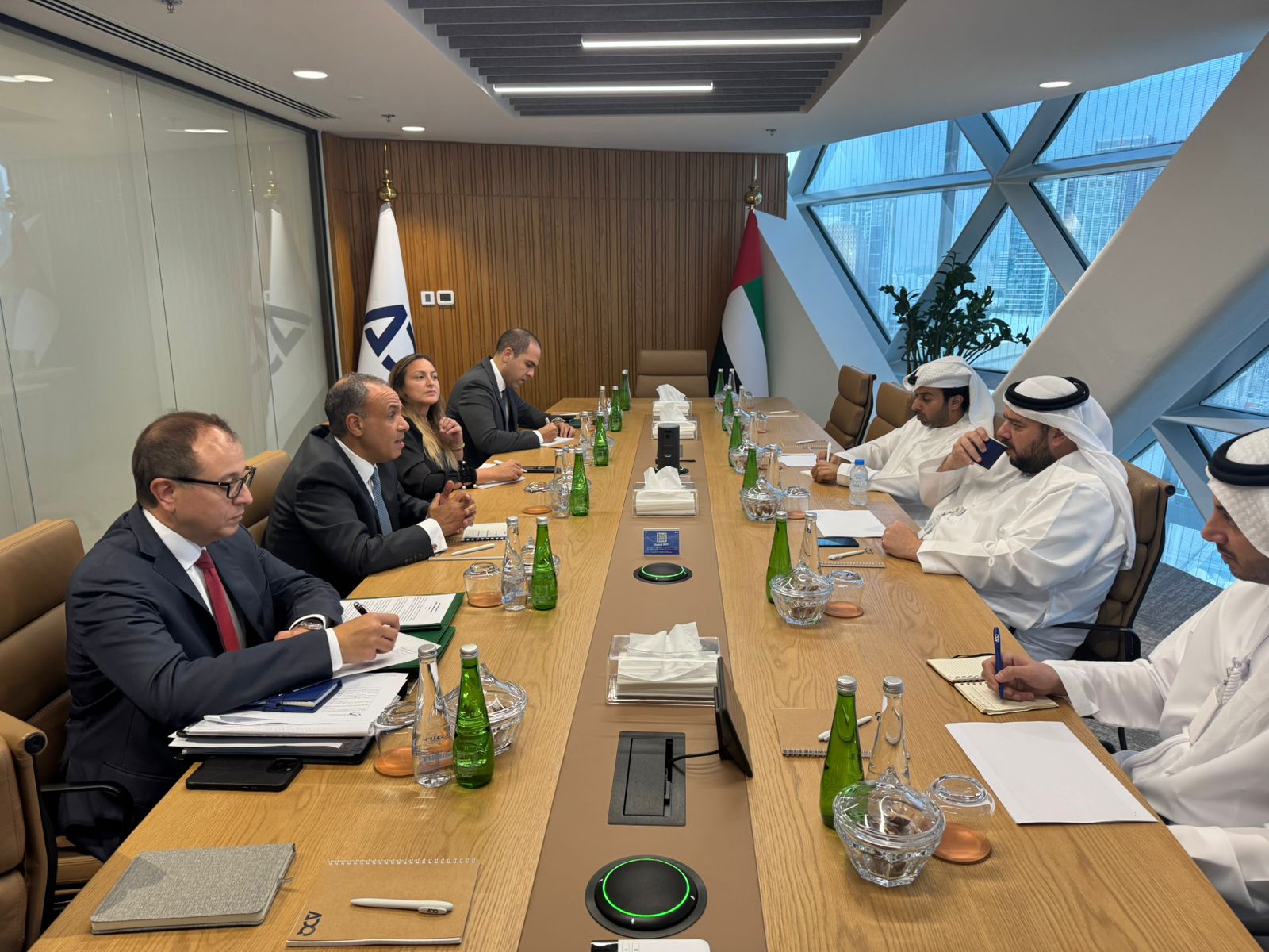 وزير الخارجية يلتقي وزير الاستثمار بدولة الإمارات العربية