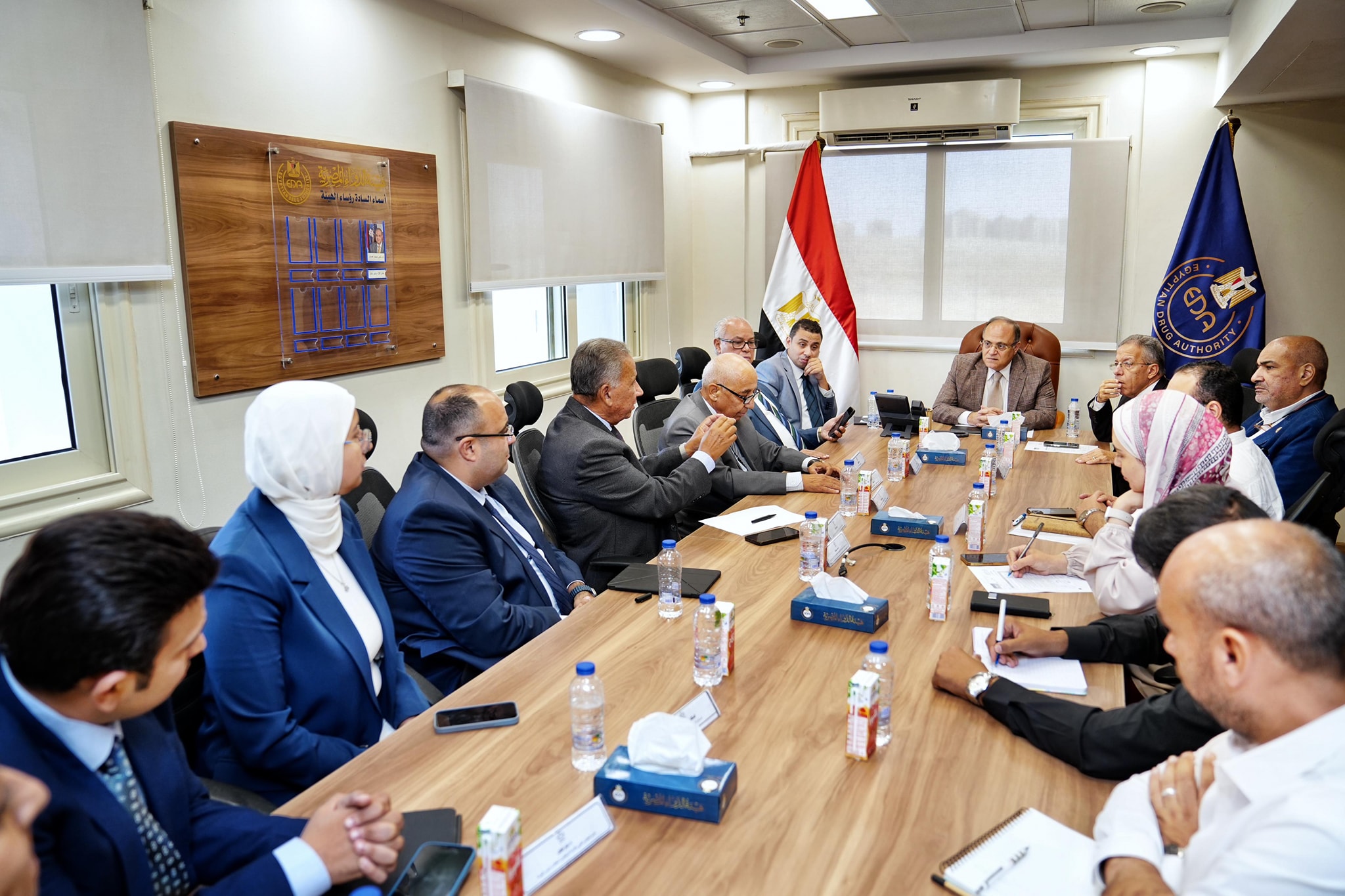رئيس هيئة الدواء يجتمع مع ممثلي جهاز الدمغة الطبية
