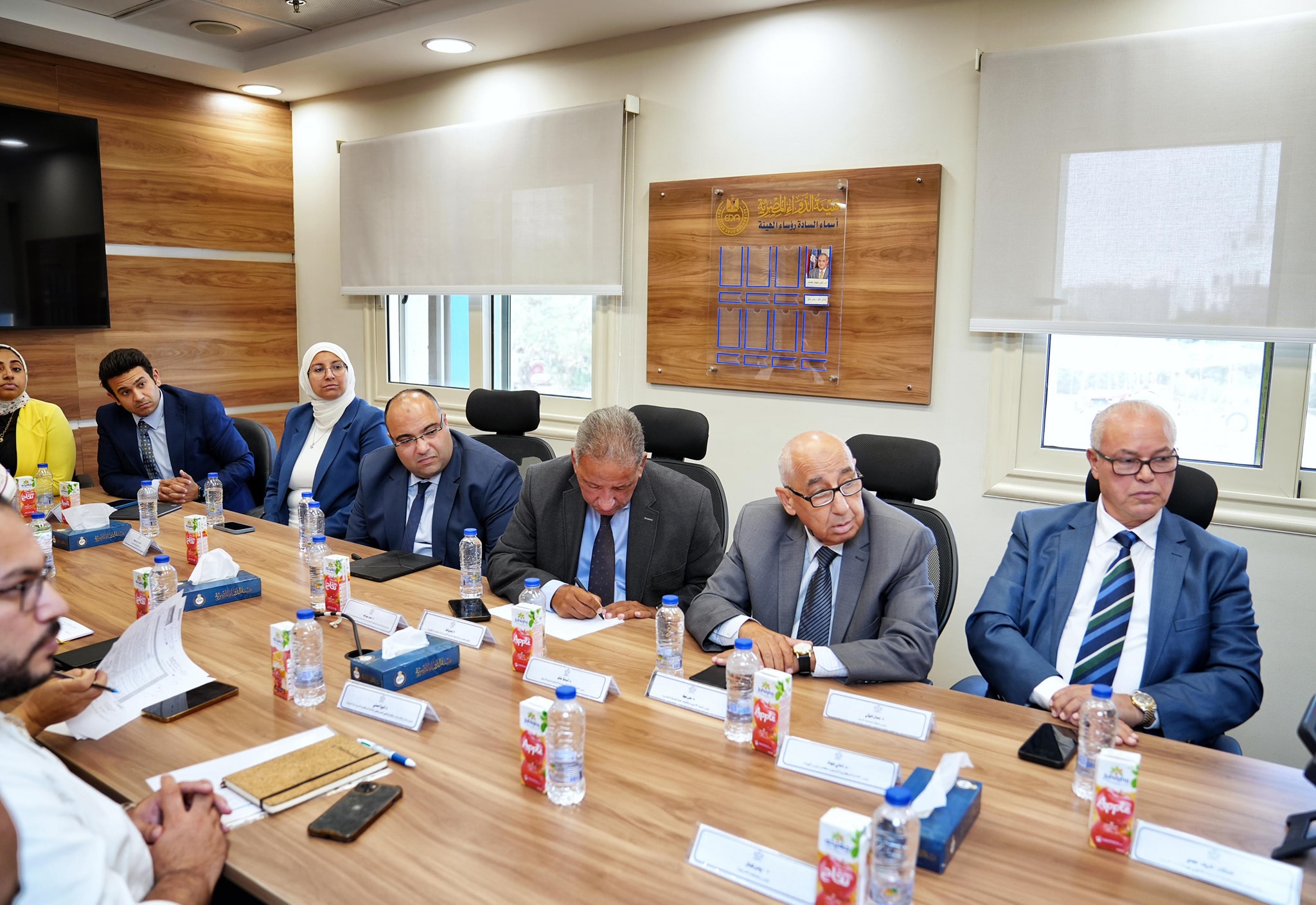 رئيس هيئة الدواء يجتمع مع ممثلي جهاز الدمغة الطبية
